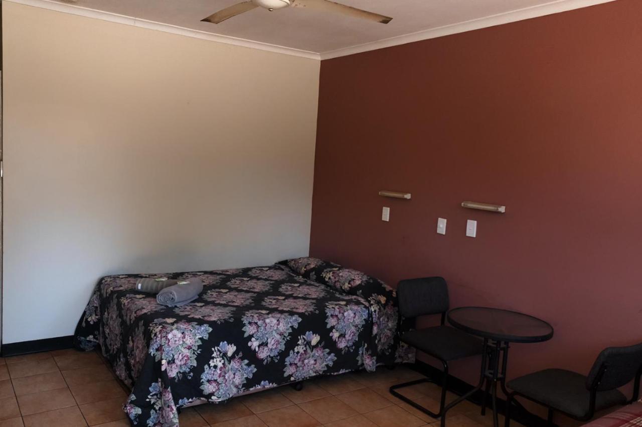 Хостел Palm Court Backpackers Катерін Екстер'єр фото
